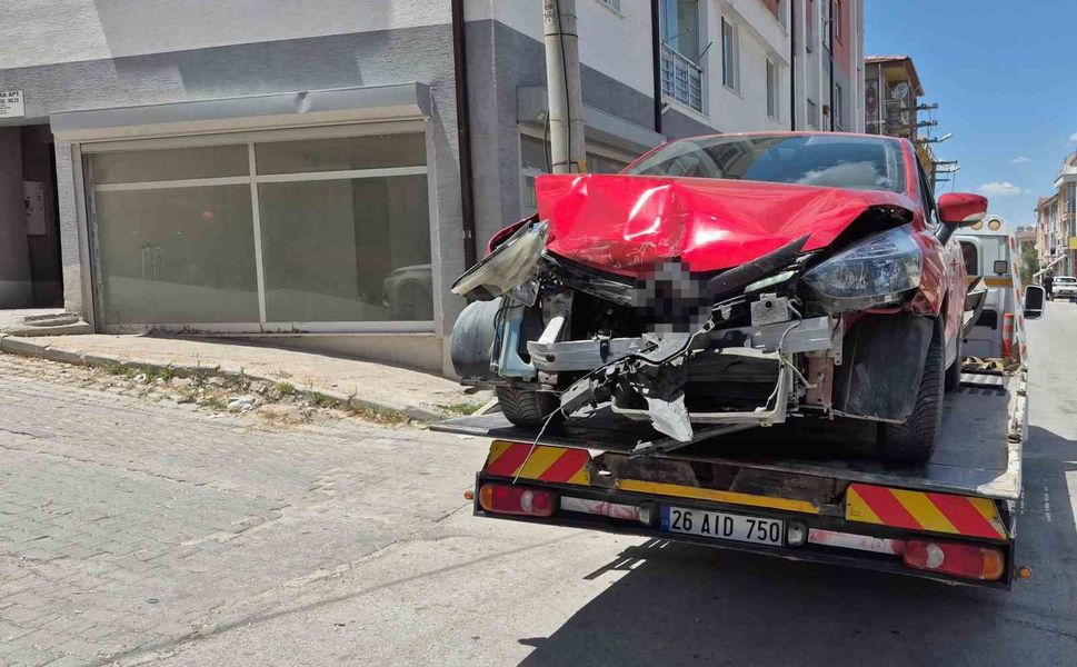 Alkollü ve ehliyetsiz sürücünün kullandığı otomobil, park halindeki araçlara çarptı