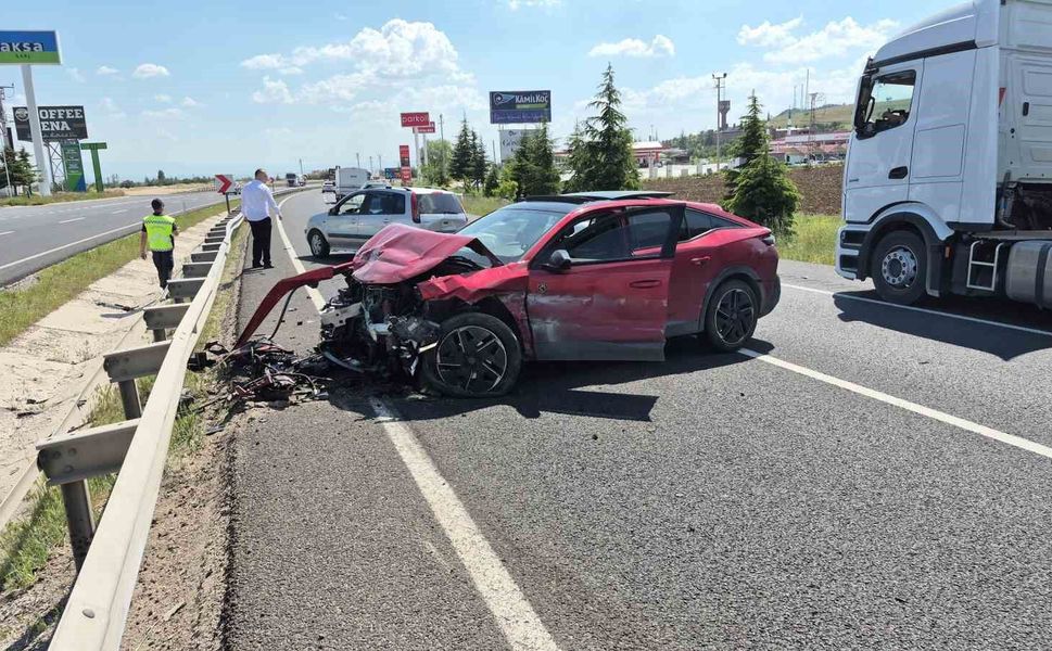 Ankara-Eskişehir kara yolunda 3 aracın karıştığı trafik kazası