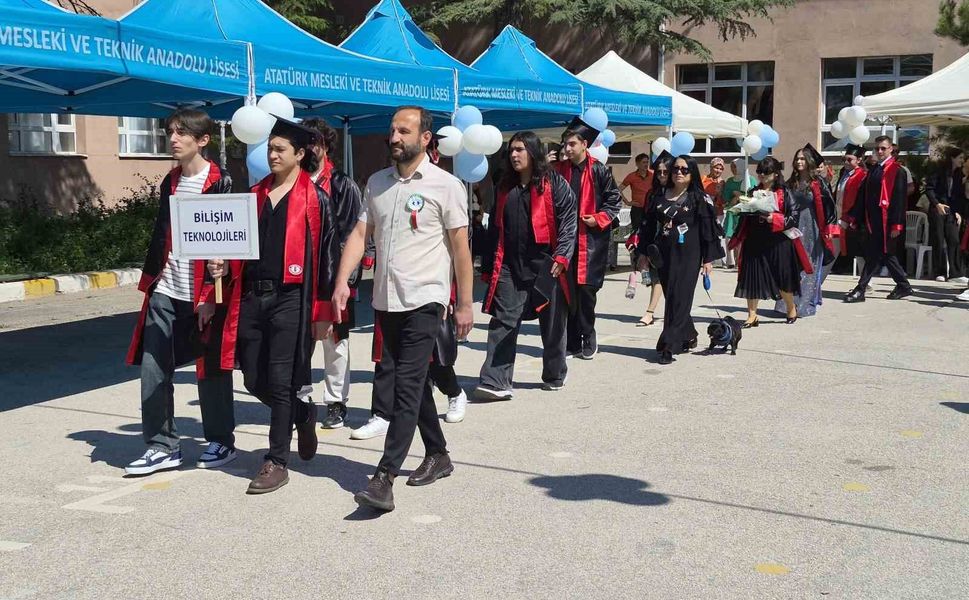 Atatürk Meslek Lisesi öğrencileri mezuniyet sevinci yaşadı
