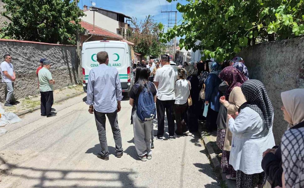 Ayşe teyze aracın altında kaldığı sokaktan son yolculuğuna uğurlandı