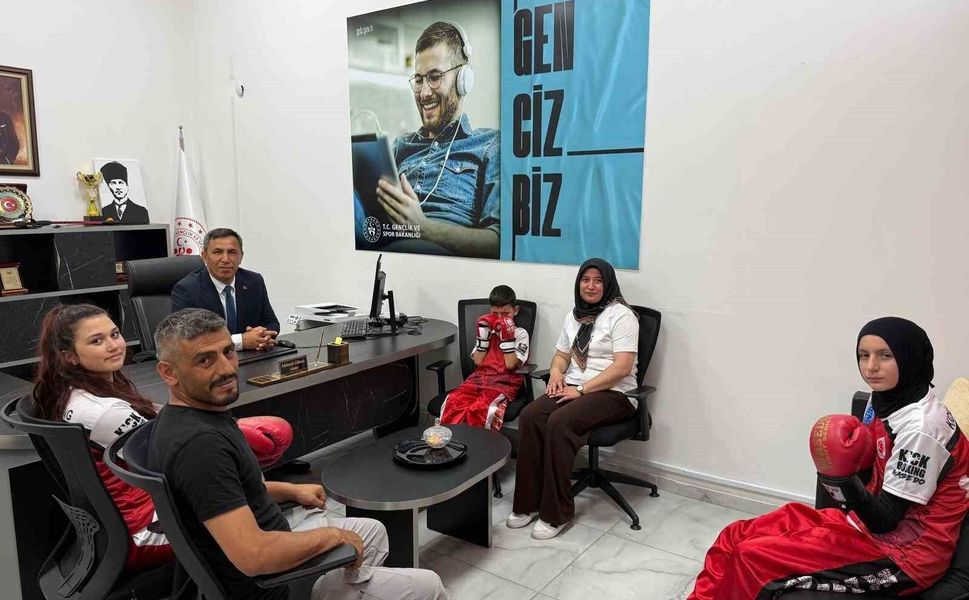Başarılı sporculardan Beylikova Gençlik ve Spor İlçe Müdürü Gülmez'e ziyaret