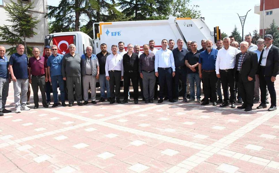 Beylikova Belediyesi'ne hibe edilen çöp aracı hizmete girdi