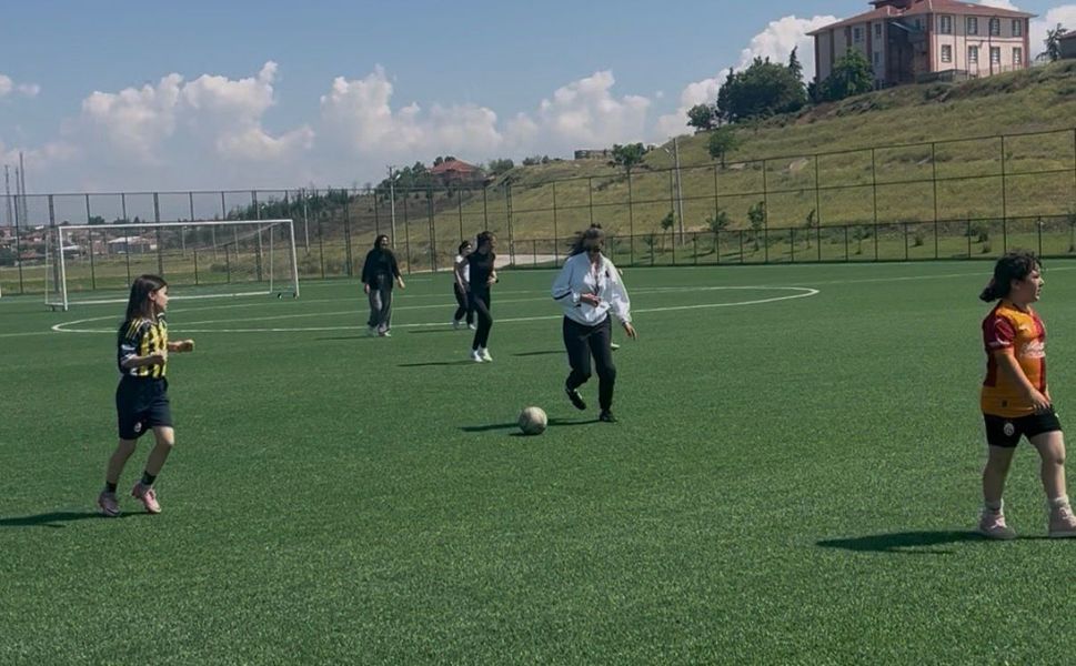 Beylikova Gençlik ve Spor İlçe Müdürlüğü tarafından ücretsiz kız futbol kursu açıldı