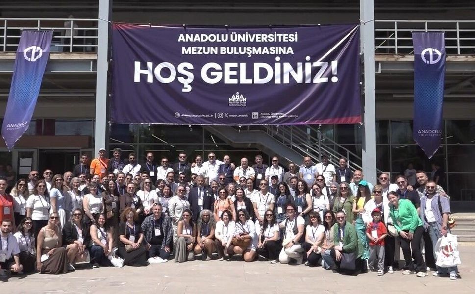 Bir araya gelen Anadolu Üniversitesi mezunları hasret giderdi