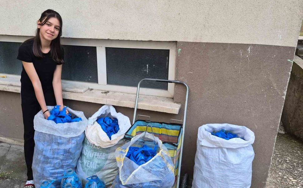 Boyu kadar mavi kapağı depremzedeler için topladı