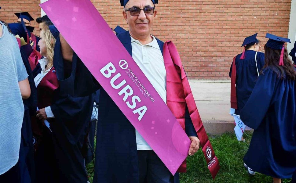Bursa'nın aile hekimi Dr. Ahmet Kartal, 10'uncu diplomasını Eskişehir'de aldı