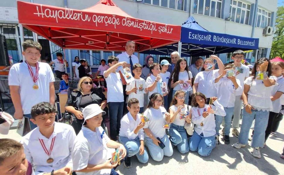 Eskişehir Mehmet Gedik Ortaokulu'nda 'mavi kapaklar' umuda dönüştü