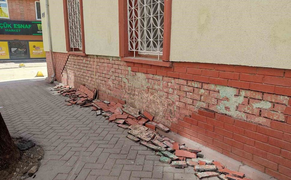 Eskişehir'de cami duvarının dekoratif tuğlaları deforme olup kaldırıma döküldü