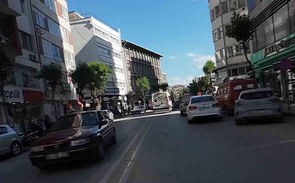 Eskişehir'de çift sıra park problemi devam ediyor