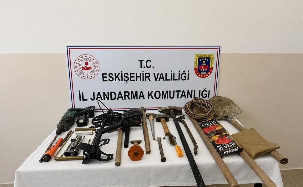 Eskişehir'de kaçak kazı yapan 3 şüpheli suçüstü yakalandı