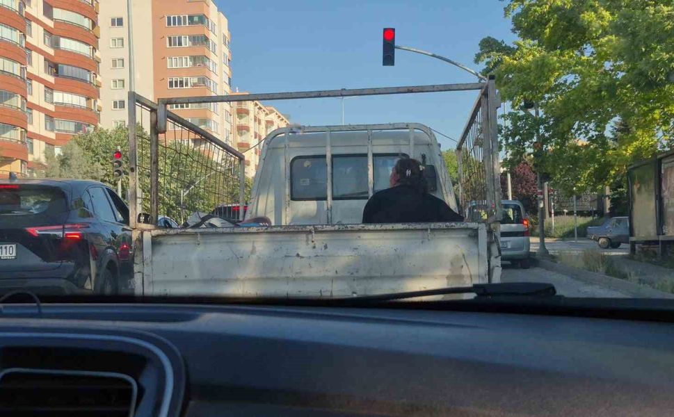 Eskişehir'de kamyonet kasasında tehlikeli yolculuk