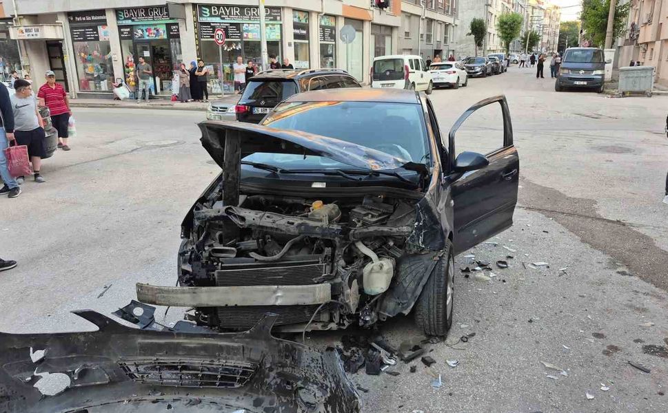 Eskişehir'de kavşakta 2 araç çarpıştı: 2 yaralı
