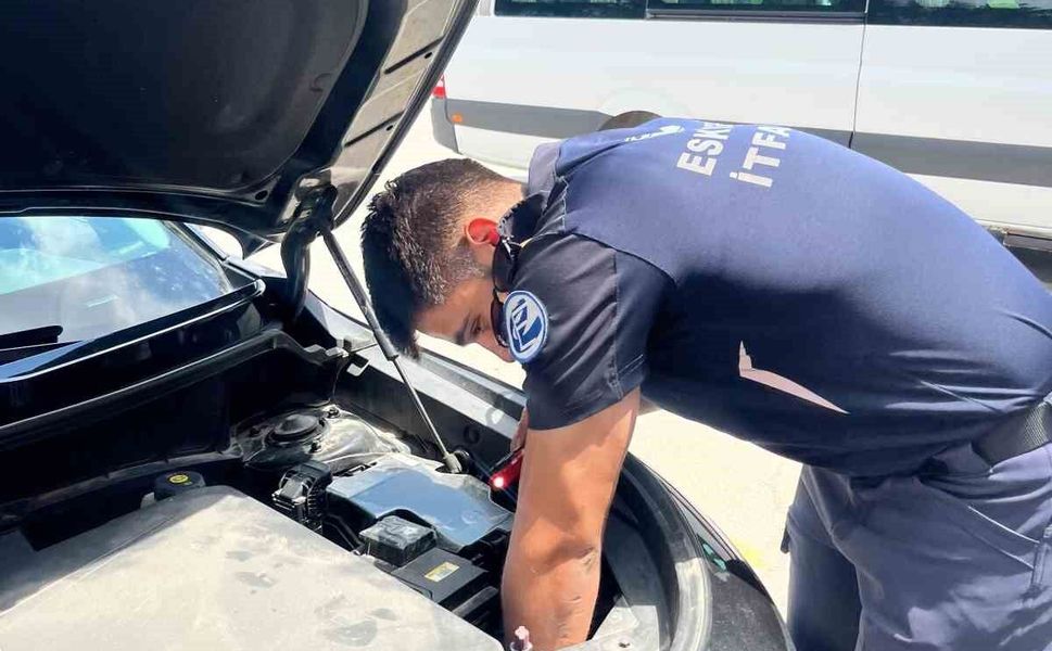 Eskişehir'de motor bölümüne sıkışan kediyi itfaiye ekipleri kurtardı