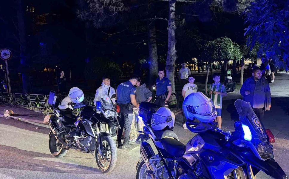 Eskişehir'de parkta alkol alan şahıslar arasında kavga
