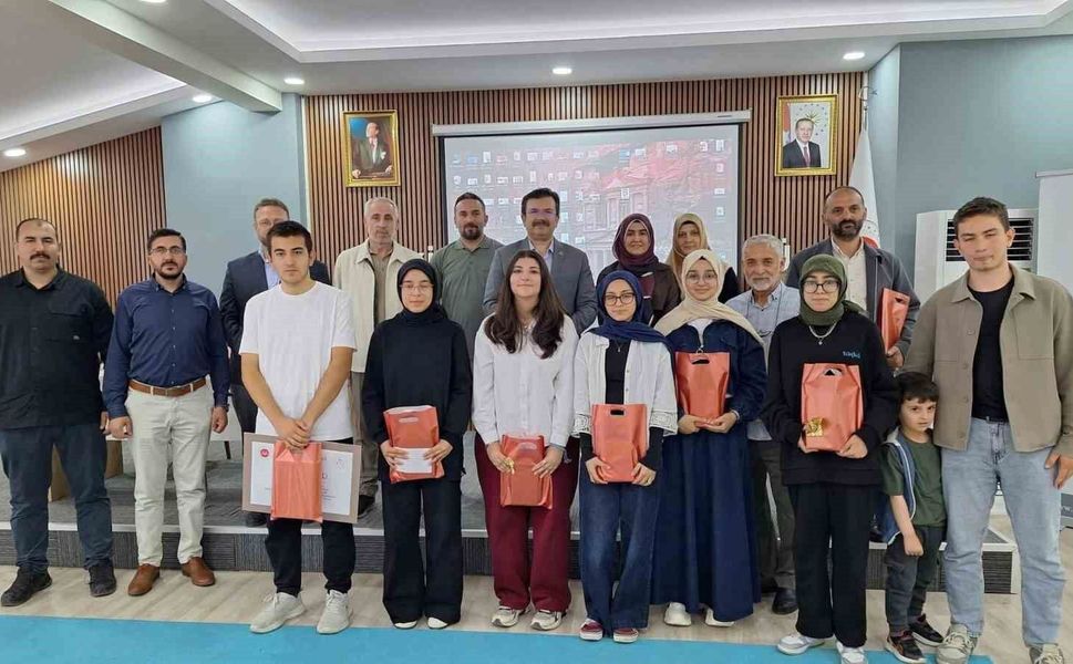 Eskişehir'de umre ödüllü bilgi yarışmasının kazananları ödüllerine kavuştu