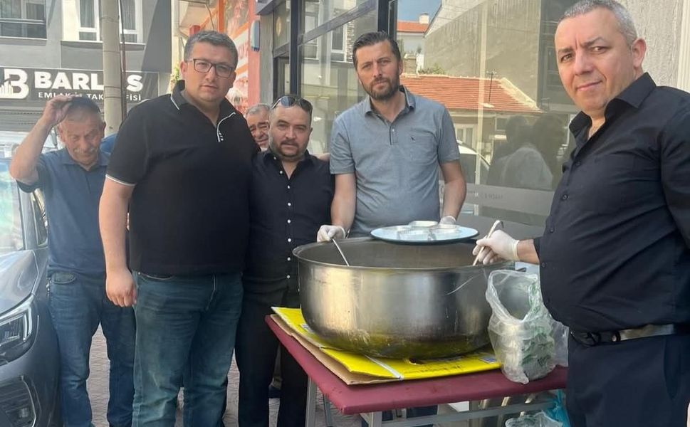 Eskişehir'de yaşayan Aşağı Piribeyli köylüleri vatandaşlara aşure ikramında bulundu