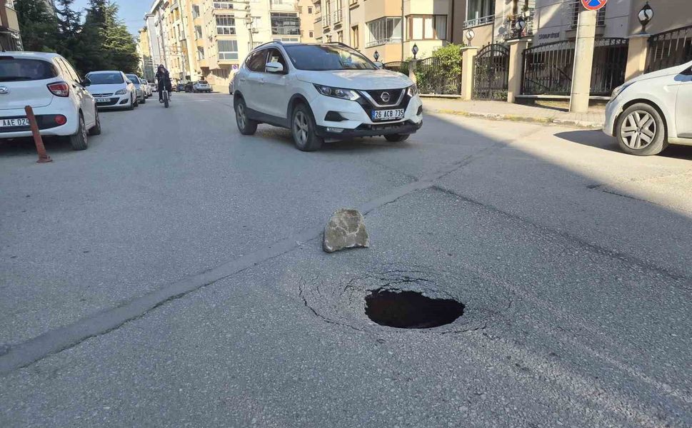Eskişehir'de yol çöktü, sürücüler zor anlar yaşadı