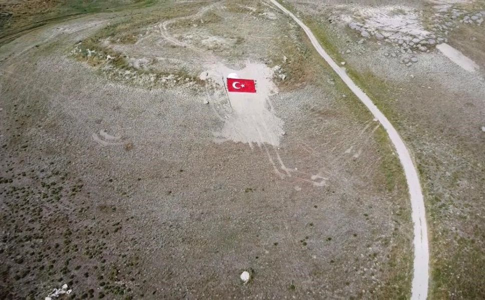 Eskişehirli gençler Milli Takıma destek için dağa Türk Bayrağı nakşetti