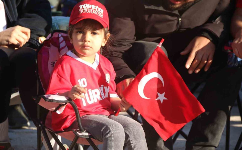 Eskişehirliler 24 yıl sonra millilerin Dünya Kupası coşkusunu sabahın erken saatlerinde yaşadı
