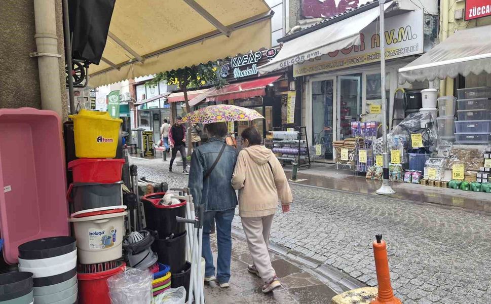 Gün boyu havanın sıcak olduğu Eskişehir'de yağışlar etkisini gösterdi