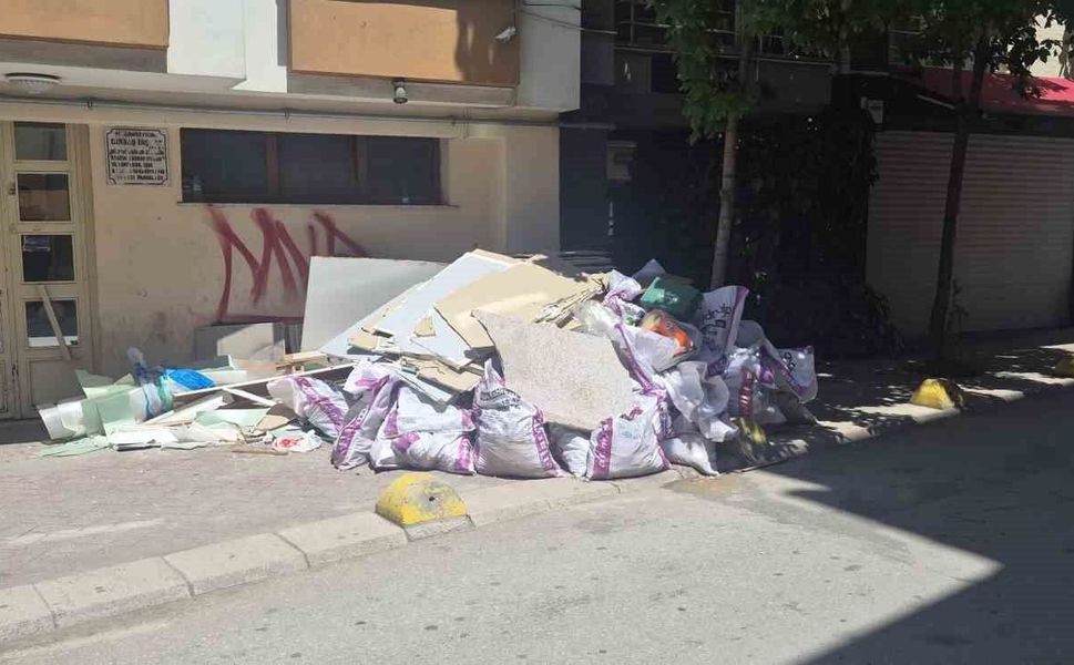 Kaldırıma sorumsuzca bırakılan inşaat artıkları