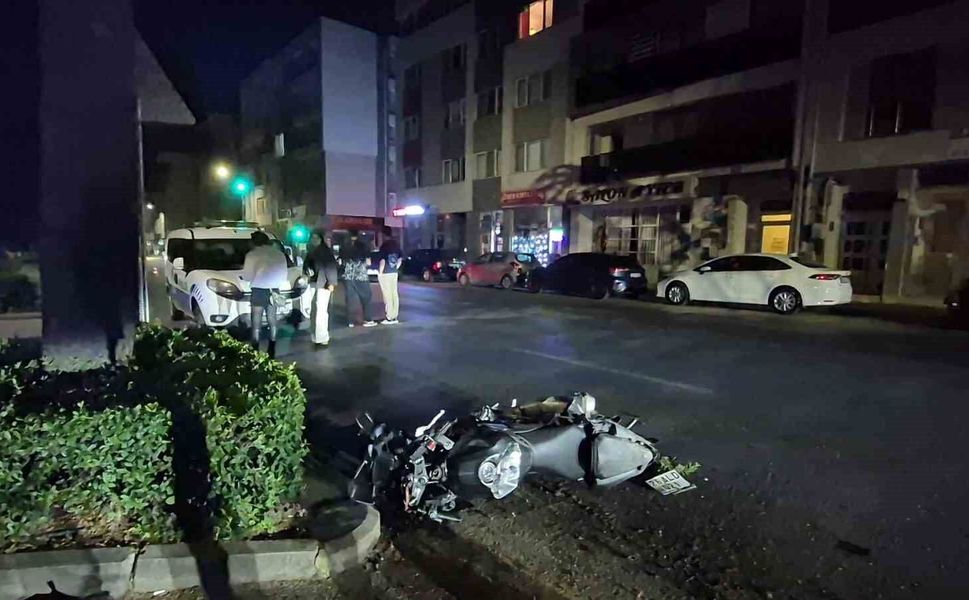Kasisten çapraz geçmek isteyen otomobile motosiklet çarptı: 2 yaralı