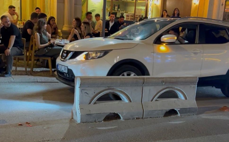 Kimisi egzozuyla kimisi de otomobiline taktırdığı kamyon kornasıyla sokakta rahatsızlığa neden oldu
