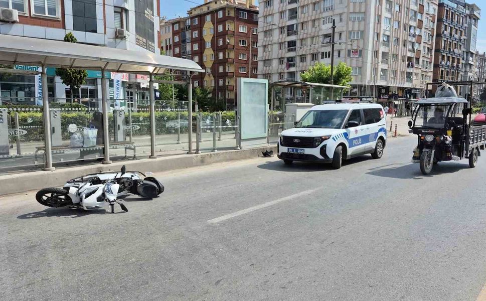 Kırmızı ışık ihlali yapan motosiklet yayaya çarptı: 2 yaralı