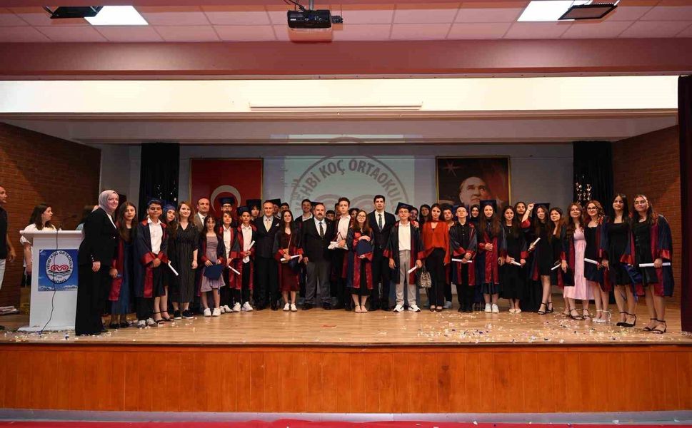 Koç ilköğretim mezunları kep attı
