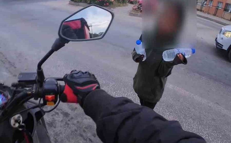 Müşterinin teslim almadığı siparişi yolda su satan çocuklara verdi