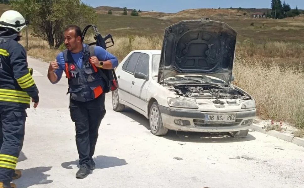 Okul önünde alev alan araca AFAD ekiplerinden hızlı müdahale