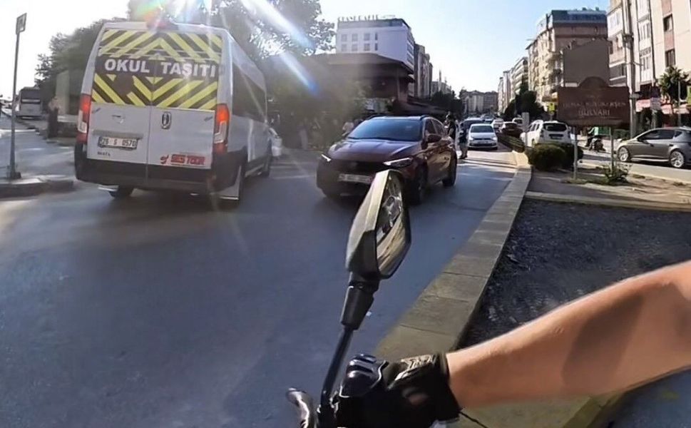 Önce motosikletlinin üzerine kırdı, sonra ters yöne girdi