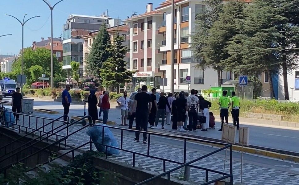 Otomobilin çarptığı 84 yaşındaki elektrikli bisiklet sürücüsü ağır yaralandı