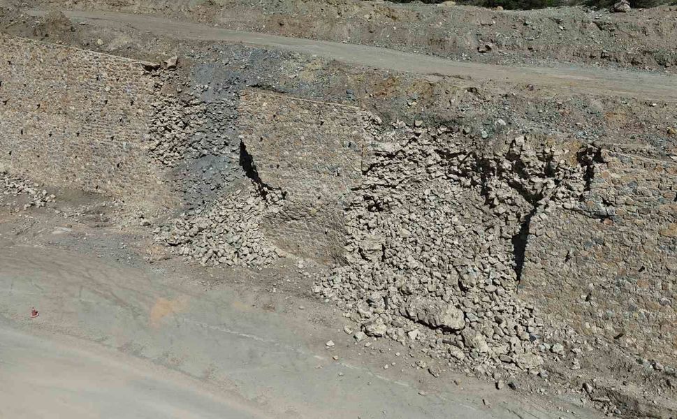 Sarıcakaya yolunun istinat duvarı yıkıldı