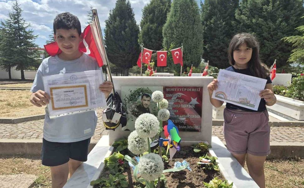Şehit operatörün çocukaları karnelerinin babalarının kabrine götürdü
