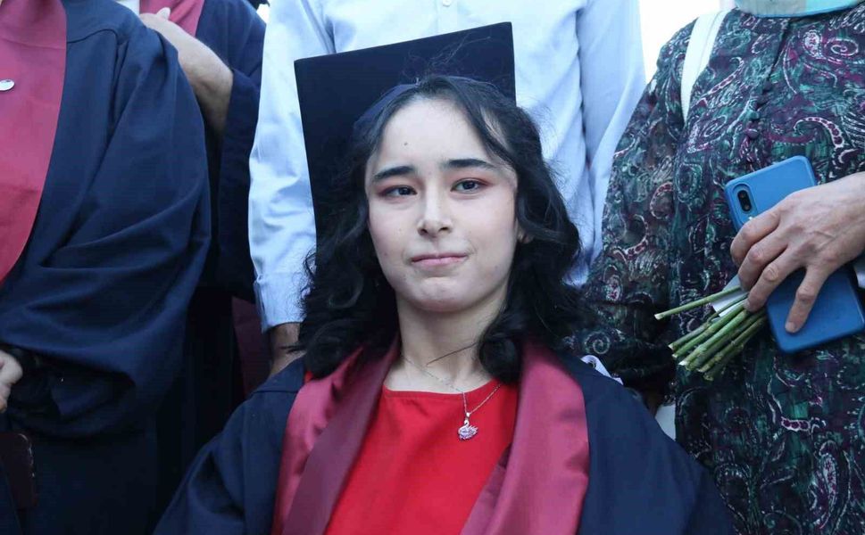 Serebral palsi hastası genç kız ikinci üniversitesinden mezun oldu