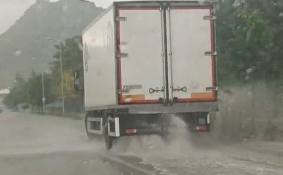 Sivrihisar'da sağanak etkili oldu, sürücüler zor anlar yaşadı