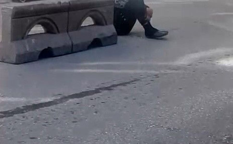Sokak ortasında hareketsiz duran şahıs tedirginliğe yol açtı