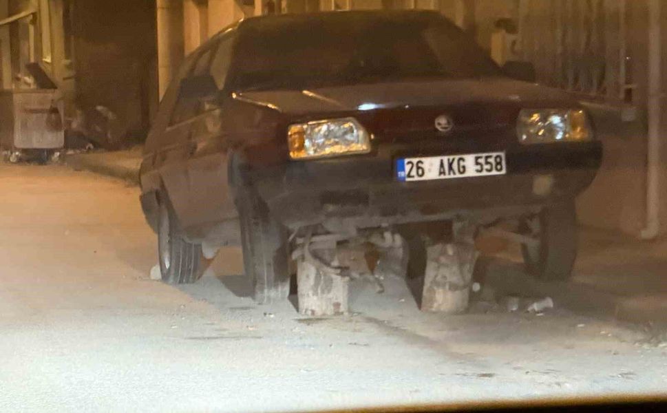 Sokak ortasonda kütükler üzerine bırakılan araç dikkat çekti