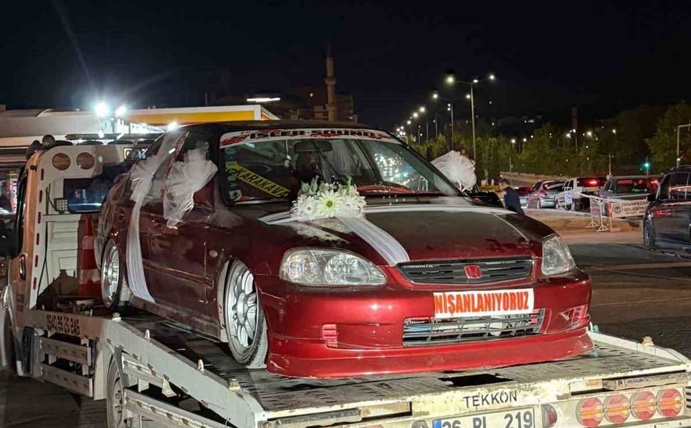 Süsleri bozulmasın diye nişan arabasını çekici üstünde tören salonuna götürdüler