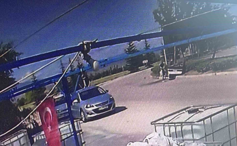 Takla atan Tofaş refüje devrildi: 2 yaralı