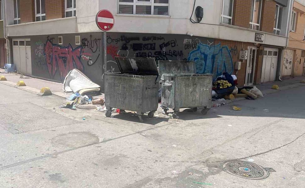 Tepebaşı'ndaki sokaklarda çevre ve görüntü kirliliğine sebep olan çöpler
