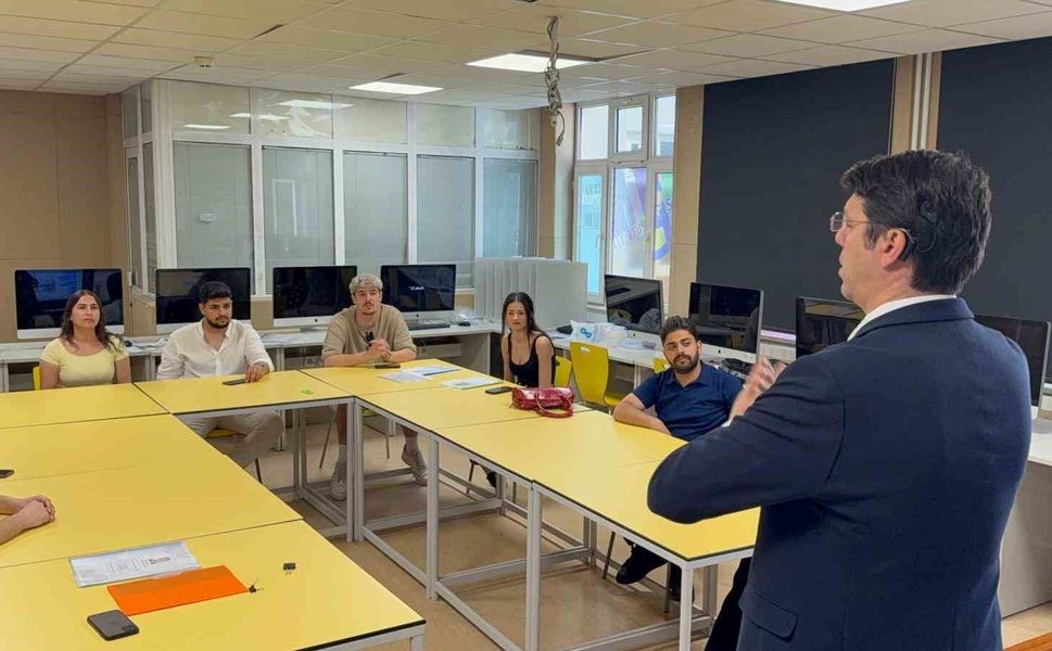 Türkiye'nin ilk doktoralı işitme engelli mühendisi 'Özel' öğrencilere ders veriyor