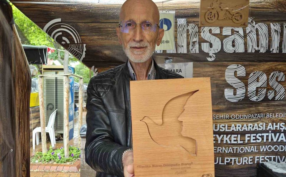 Uçakları bıraktı, ahşaba hayat verdi
