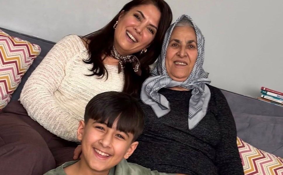 Ünlü yazar Dilek Cesur'un annesi gözyaşları içinde toprağa verildi