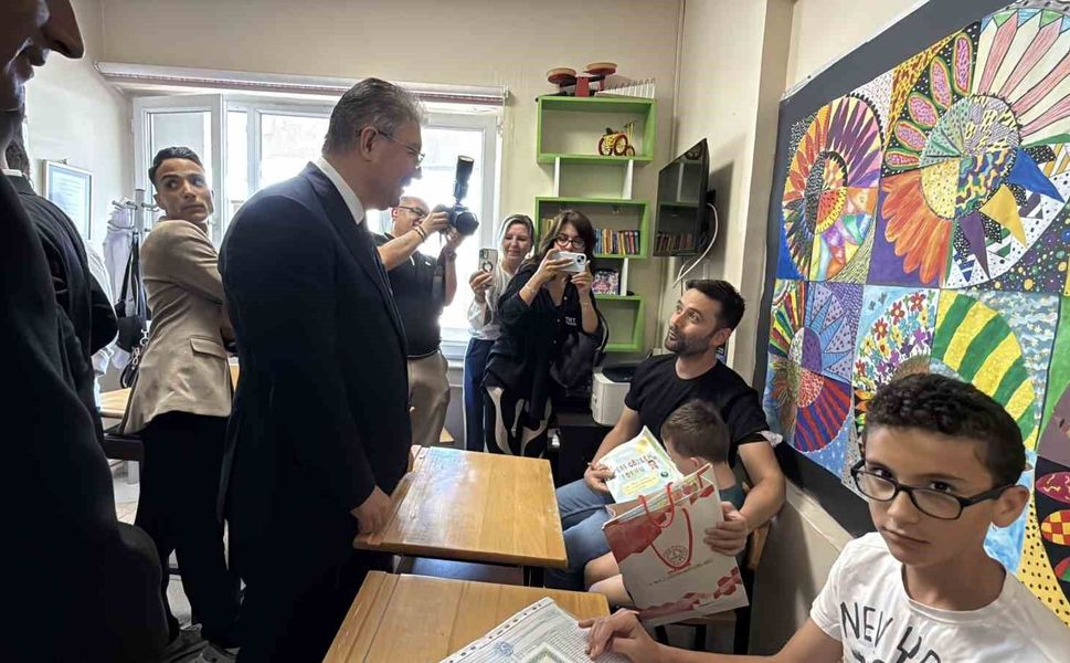 Vali Yılmaz, hastanede tedavi gören öğrencilerin karne heyecanına ortak oldu