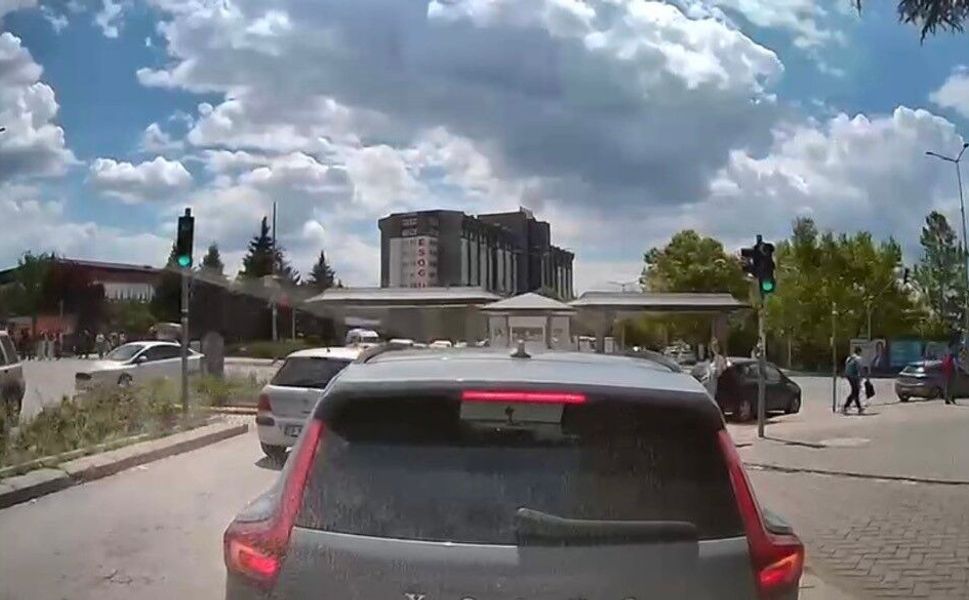Yeşil ışıkta ilerlemeyen sürücü trafiği kilitledi