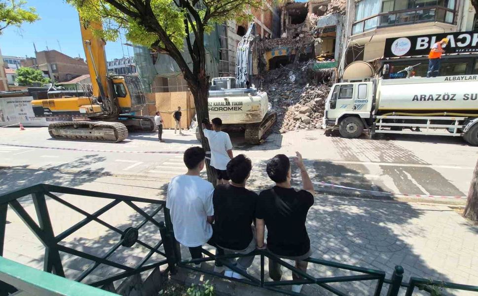 Yıkım çalışmalarını keyifle izleyen gençler
