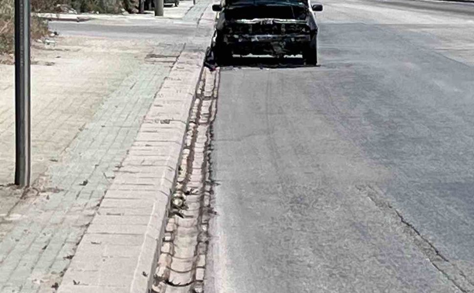 Yol kenarına bırakılan yanmış araç dikkat çekiyor