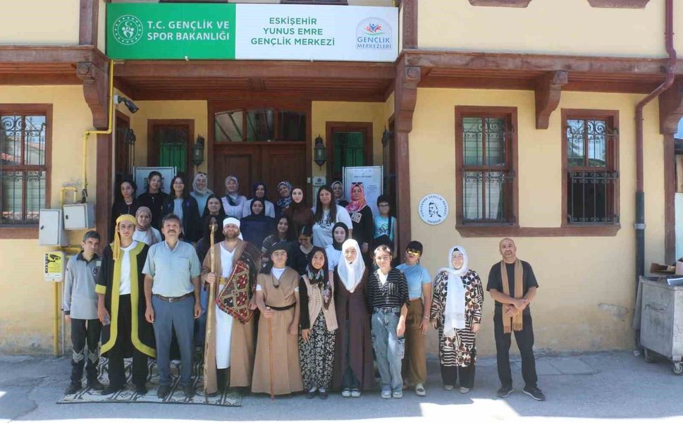 Yunus Emre'nin hayatı açık havada tiyatro oyunuyla sahnelendi
